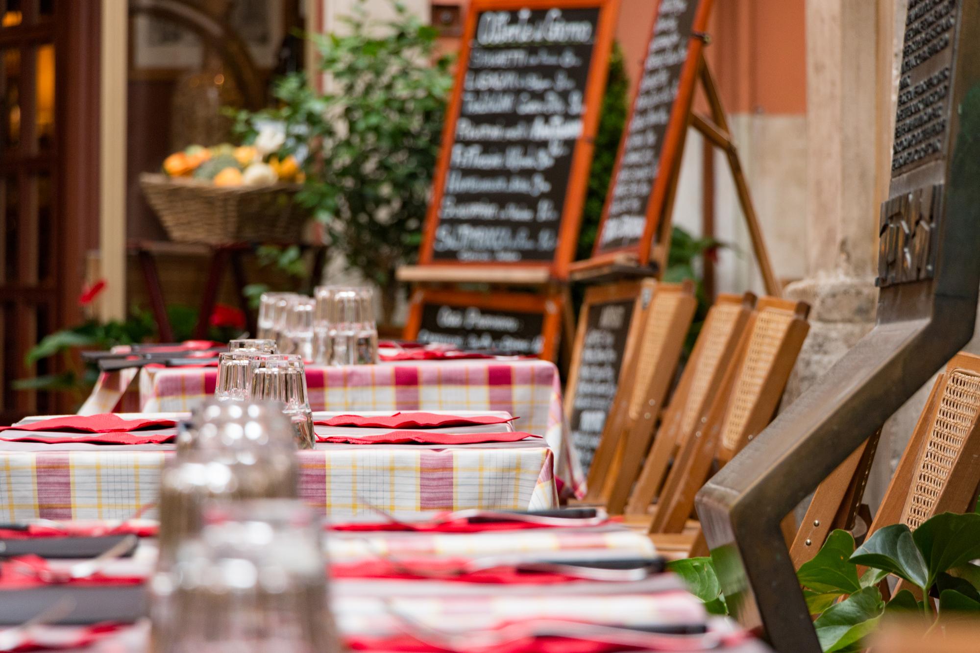 Rozstawiony catering na miejskim patio
